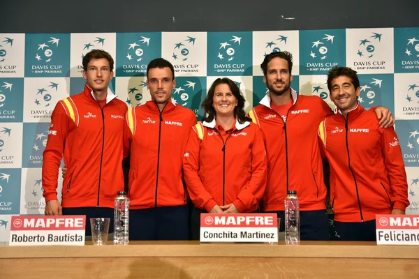 Spanish tennis team posing for a group photo