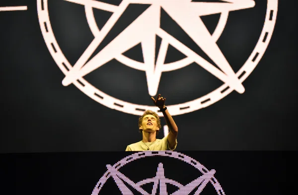 Dj Lost Frequencies mixing live on the stage