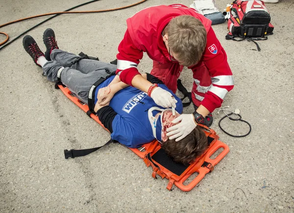 Emergency service worker makes the control of vital functions.