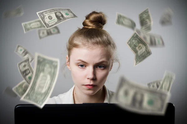 Woman earns dollars on the internet