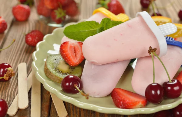 Frozen yogurt with strawberries