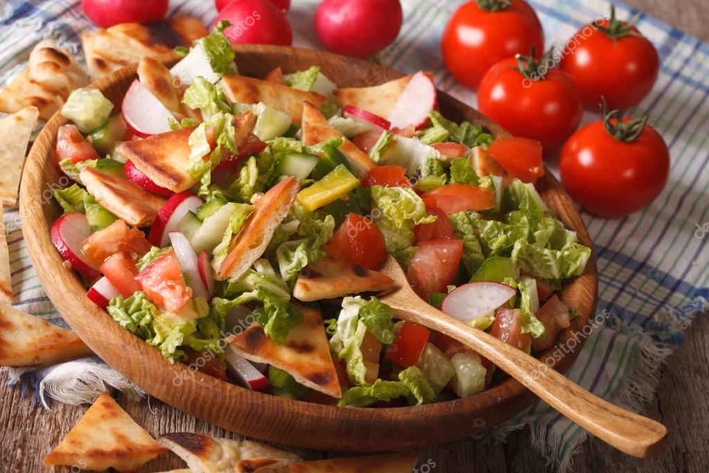 Traditionelle arabische fattoush salat nahaufnahme auf einer ...