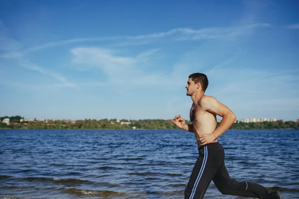 Sportsmen man vsonyachnyy day to jog