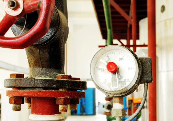 Pressure gauge and valve