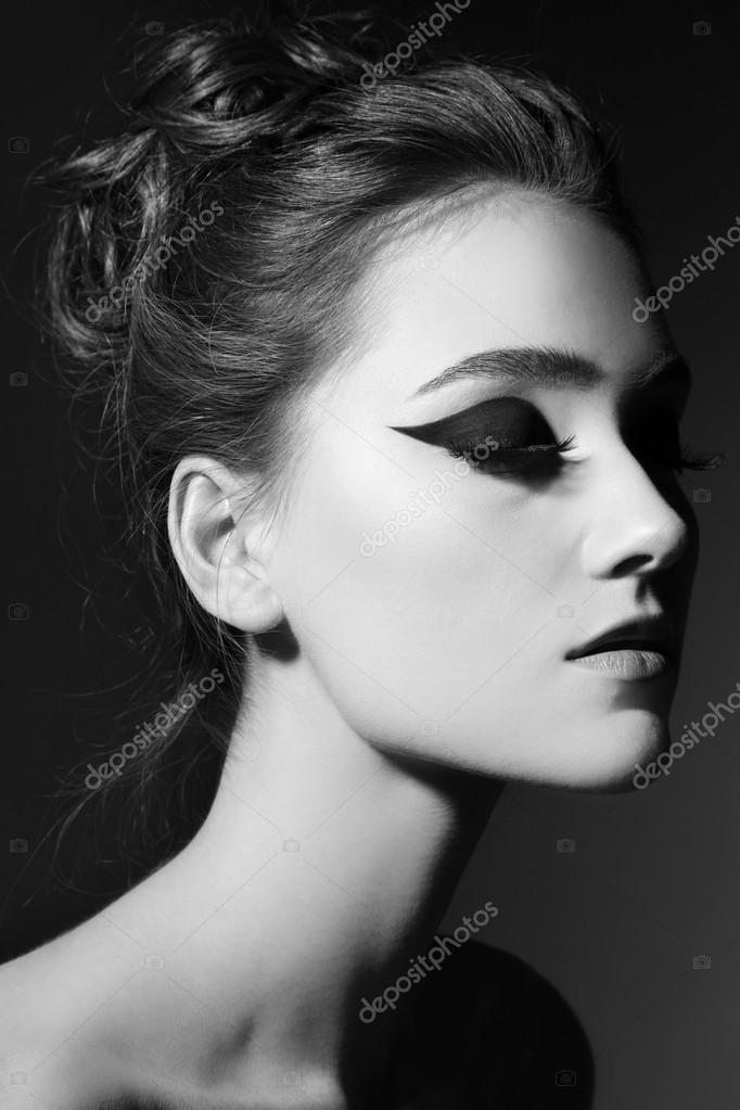 Black and white portrait of young beautiful woman with stylish cat eyes makeup\u2014 Image de pepperbox