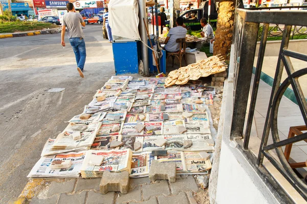 Newspapers and bread in the street.