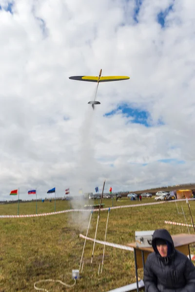 Running a radio-controlled glider