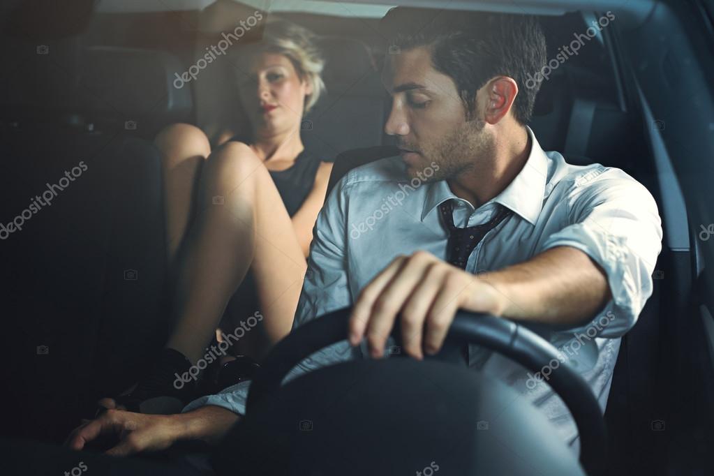 Трахает жену в машине
