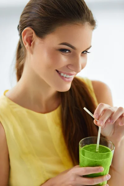Healthy Organic Food. Happy Beautiful Smiling Woman Drinking Green Detox Vegetable Smoothie. Healthy Lifestyle, Meal And Eating. Drink Juice. Diet, Health And Beauty Concept. Nutrition