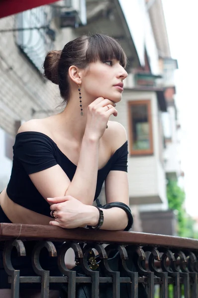 Женщина на балконе - стоковое фото mariematata #58821653.