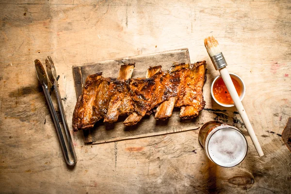 Barbecue pork ribs with tomato sauce and beer.