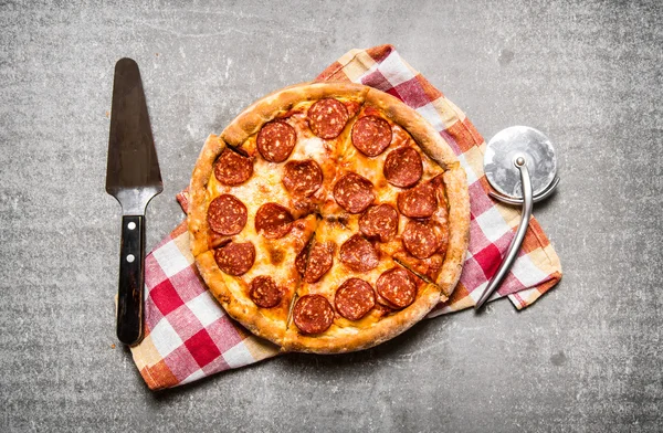 大利辣香肠腊肠在织物上。意大利辣香肠比萨饼