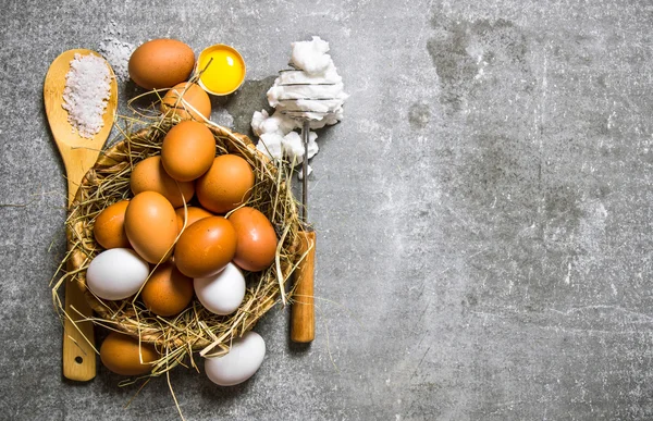 Set a basket of eggs, whisk with beaten egg .