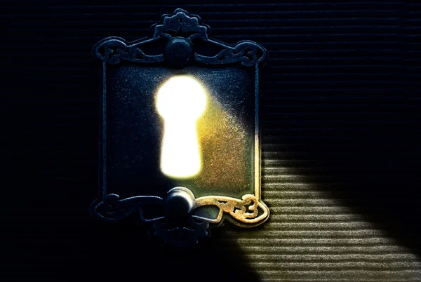 Keyhole light lock