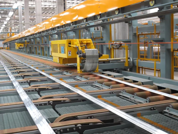 Aluminum lines on a conveyor belt in a factory.