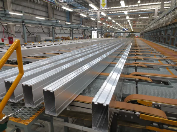 Aluminum lines on a conveyor belt in a factory.