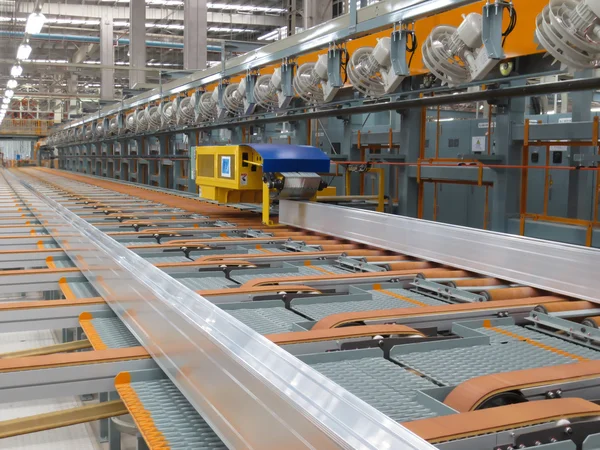 Aluminum lines on a conveyor belt in a factory.