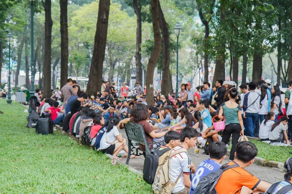 西贡,越南-Oct 12: 身份不明的年轻人享受 p - 图