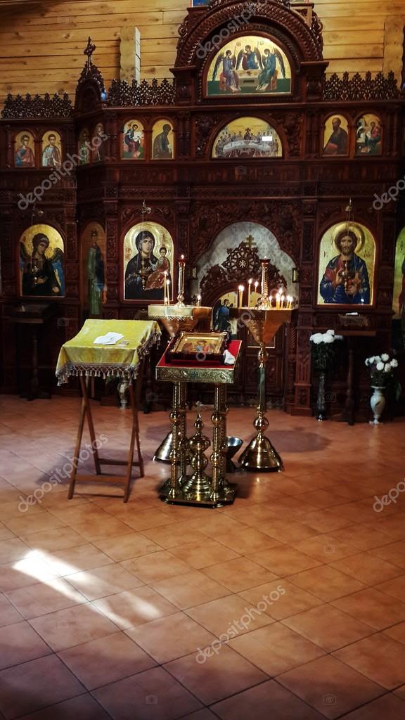 Церковный алтарь который меняется на различные праздники Церковный алтарь который меняется на различные праздники