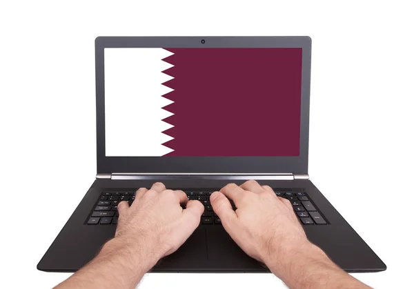 笔记本电脑,卡塔尔上工作的手 - 图库照片mich