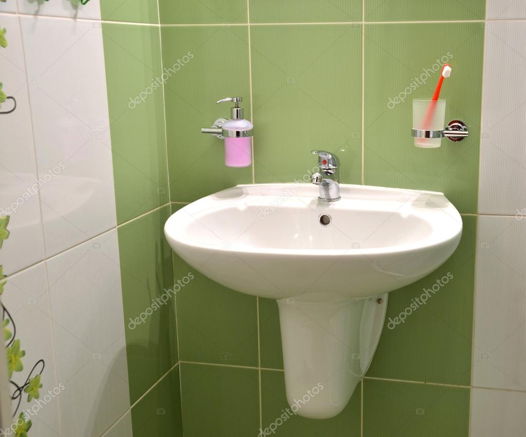 Lavabo blanc, réservoir de savon et brosse à dents en verre blanc ...