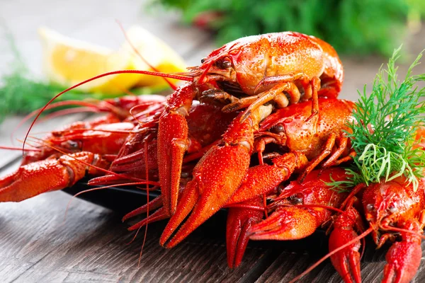 Red boiled crayfish with lemon