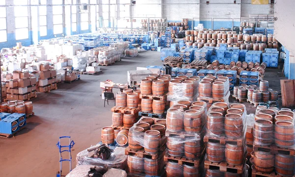 Manufacture of wooden barrels in the factory