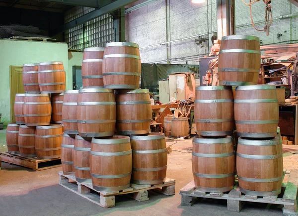 Manufacture of wooden barrels in the factory