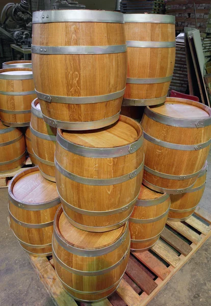 Manufacture of wooden barrels in the factory