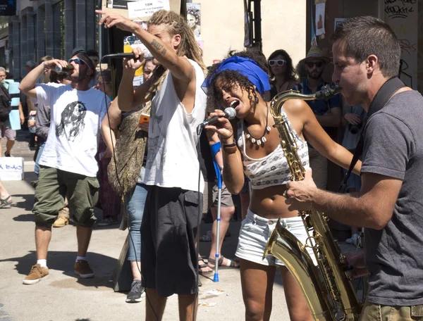 Deux chanteurs et leur groupe font le spectacle dans la rue.