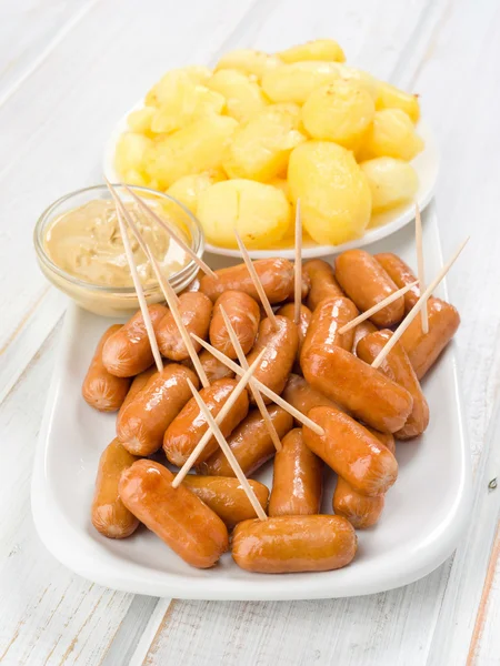 Vertical making frankfurters with whole mini fries
