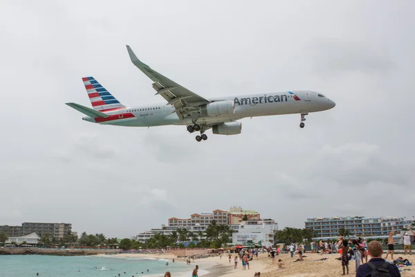 Boeing 737 American Airlines landing on Saint Martin Airport