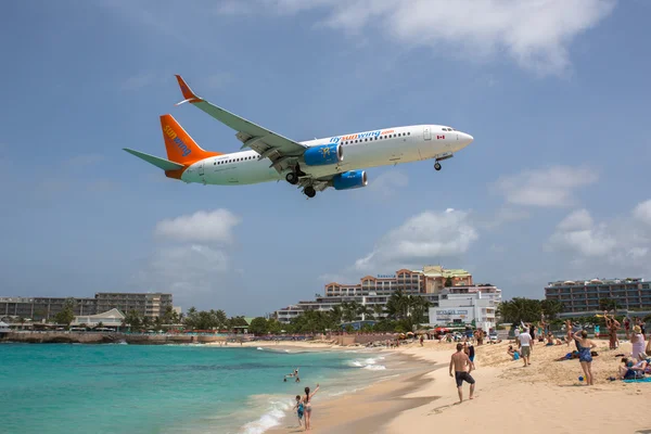 Boeing 737 Sunwing landing on Saint Martin Airport