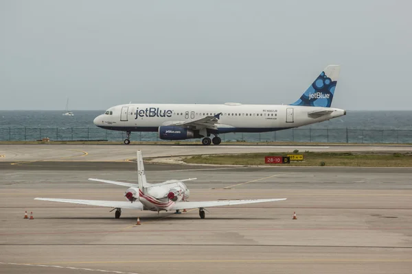 Airbus A320 Jet Blue landing on Saint Martin