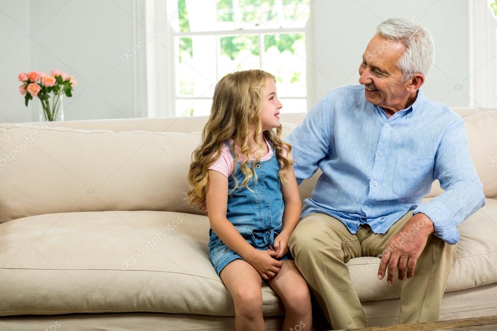 Дед залез в трусики к молодой внучке