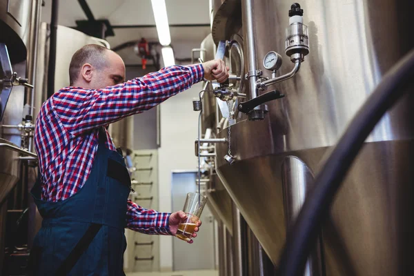 Manufacturer filling beer