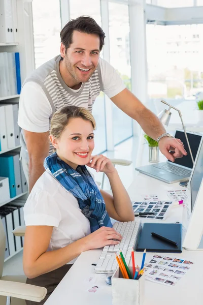 指着一台计算机的快乐照片编辑器 - 图库照片W