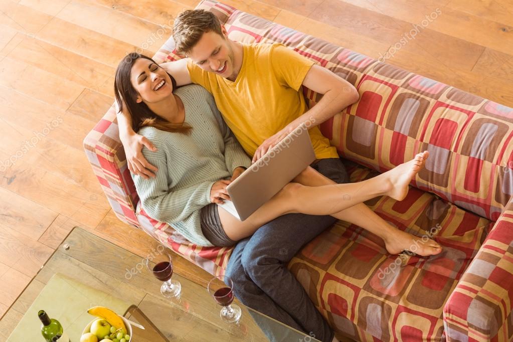Молодые супруги больше всего любят домашний секс поэтому в выходной день трахаются на диване на кресле и на полу