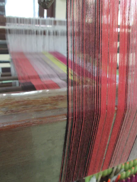 Weaving thread for the textile industry