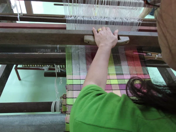 Weaving thread for the textile industry