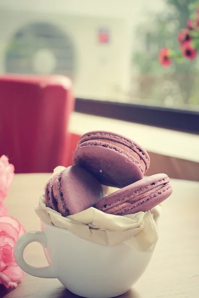 Blueberry macaroons with roses