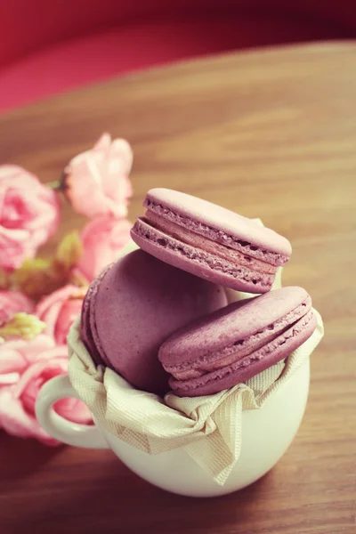 Blueberry macaroons with roses