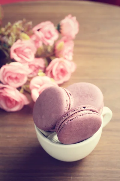 Blueberry macaroons with roses