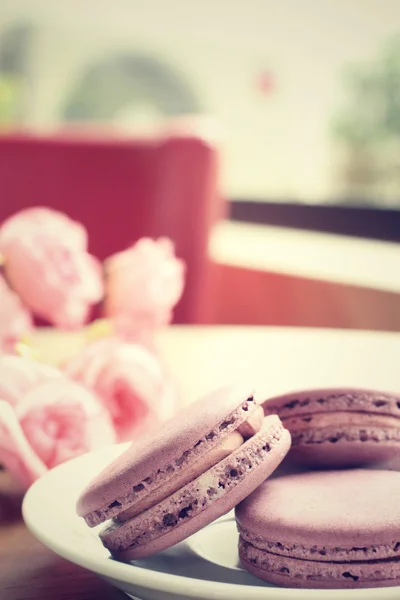 Blueberry macaroons with roses