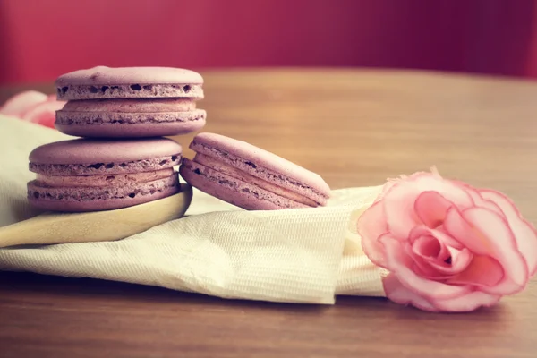 Blueberry macaroons with roses