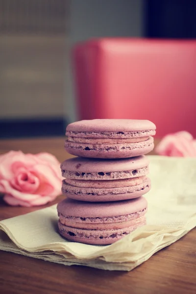 Blueberry macaroons with roses