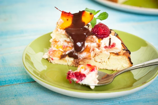 Cake with peaches and raspberries