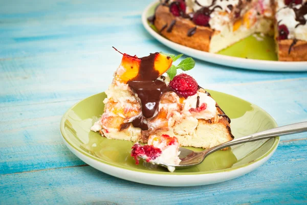 Cake with peaches and raspberries