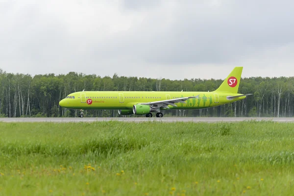 Airbus A321 S7 Airlines take off