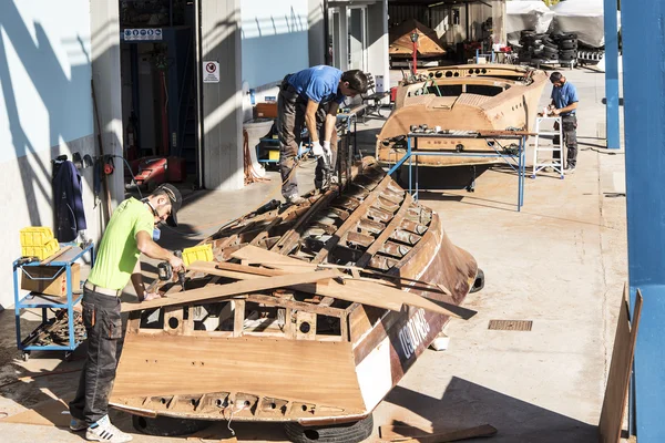 Artisans at work in the construction of boats